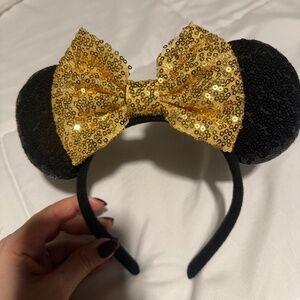 Disney Minnie Ears. Black and Gold. Used once for pictures